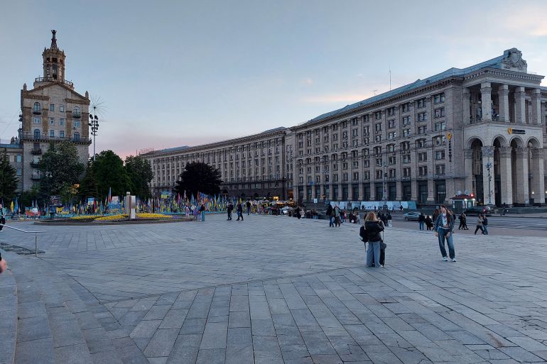 ميدان الاستقلال في كييف وفيه يظهر -ركن الأبطال- الذي يضم أعلاما ترمز لقتلى الحرب