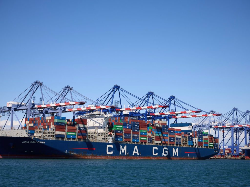 قبيل تطبيق رسوم ترامب.. العجز التجاري الأميركي بمستوى قياسي