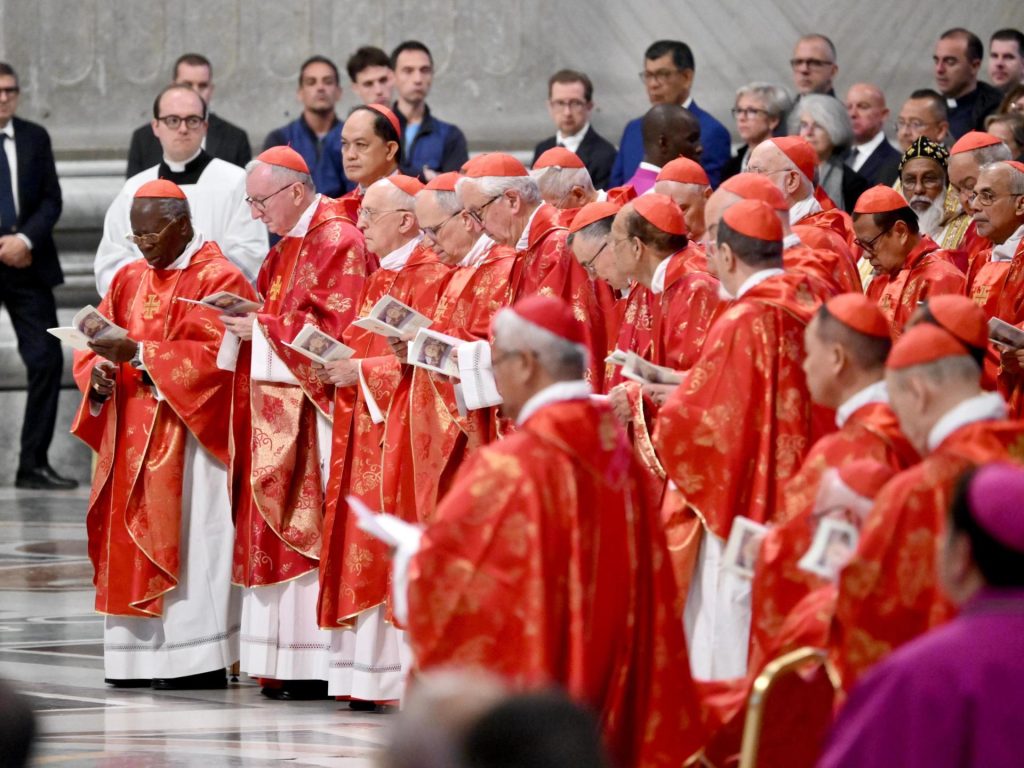 هؤلاء المرشحون لتولي منصب البابا الجديد