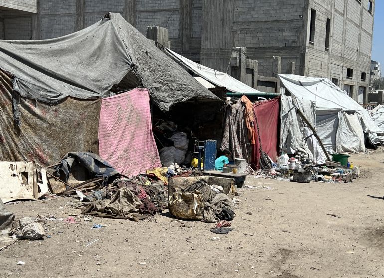 11-تحتضن طفلة غزية لعبتها في محاولة للهروب من واقعها البائس والمخيف