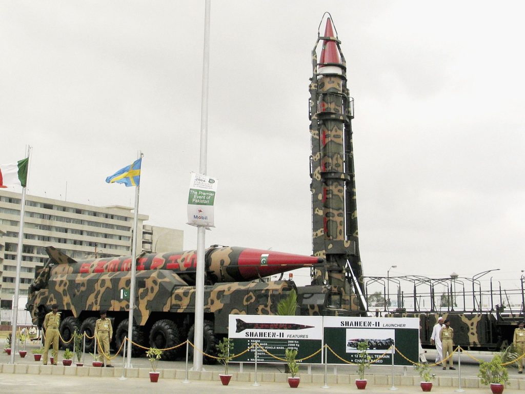 صواريخ تتطاير بين الهند وباكستان.. ما سيناريوهات التصعيد؟