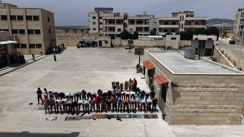 كانت الصلاة شبهة.. طلاب جامعة حماة يحتفلون بافتتاح أول مصلى