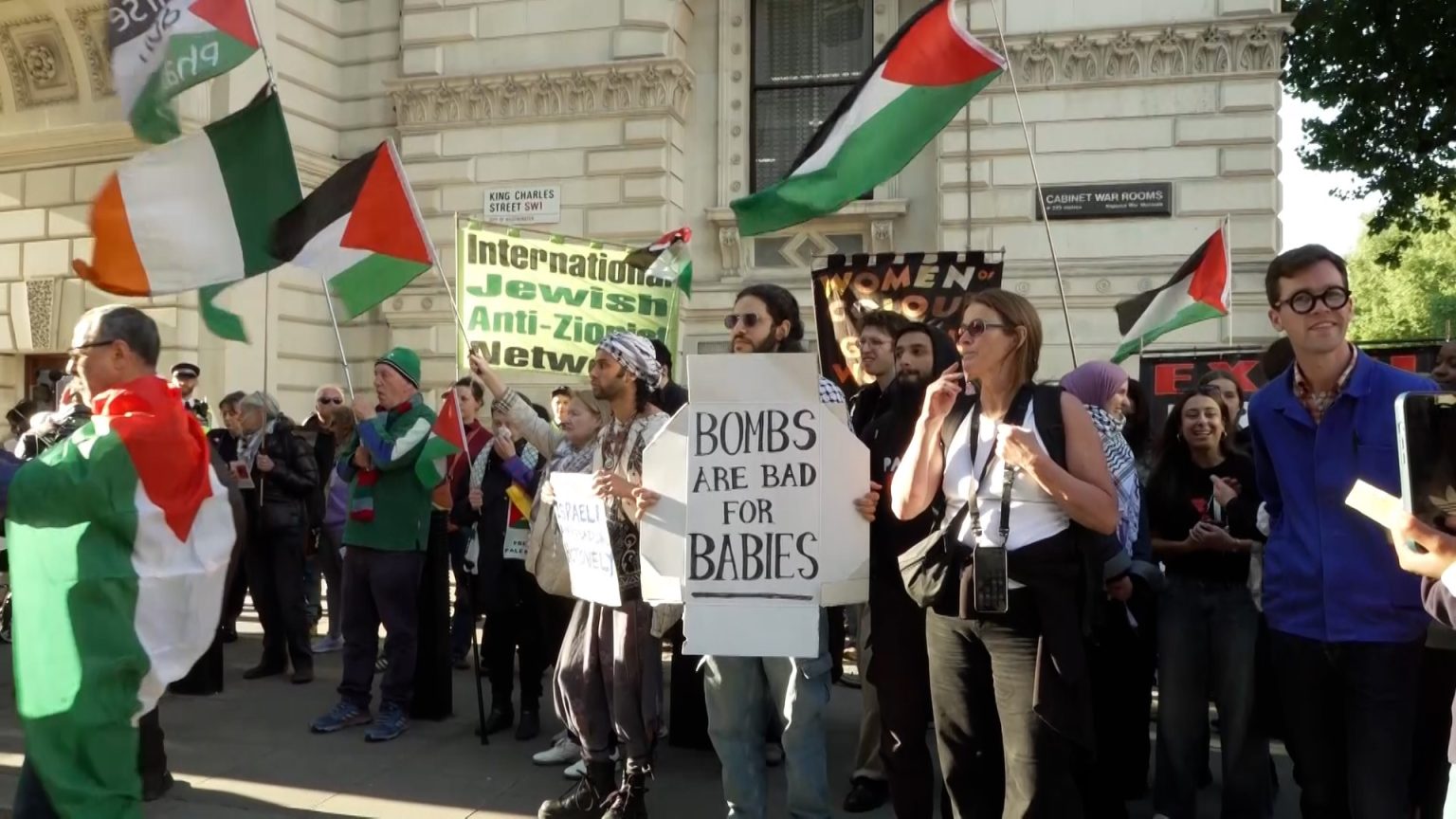 محتجون ينددون من أمام مقر الخارجية البريطانية بموقف الحكومة من الحرب في غزة