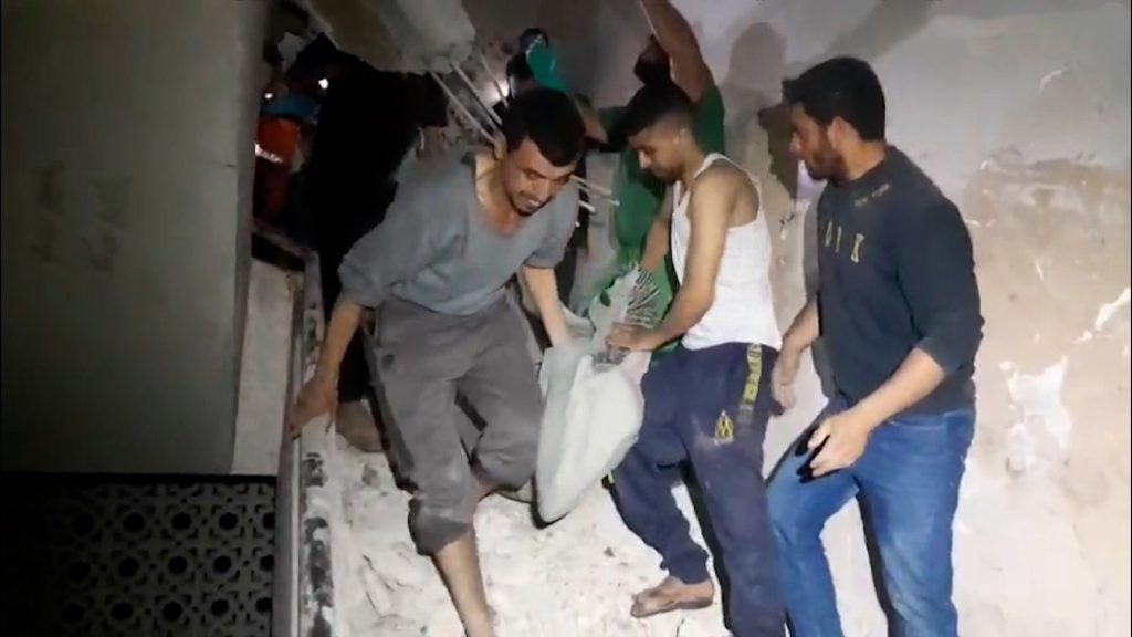 غارتان إسرائيليتان تستهدفان مدرسة في منطقة جباليا البلد شمال غزة