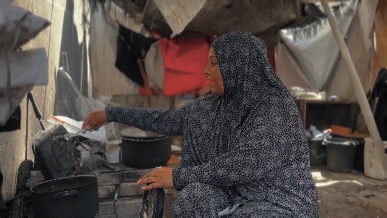 “نطبخ الماء ونقول للأطفال إنها شوربة”.. الجوع يعصف بغزة