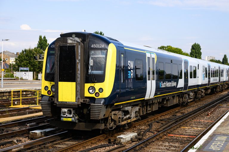 بريطانيا تبدأ إعادة تأميم شركات القطارات