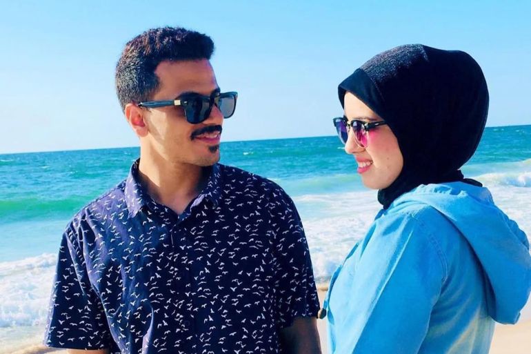 3-الشهيدة نور قنديل (يمين) برفقة زوجها الصحفي خالد أبو سيف