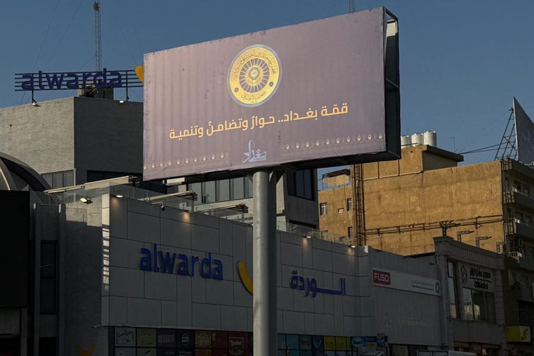 لافتات عن القمة العربية في شوارع بغداد خاصة للجزيرة نت