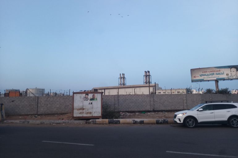 محطة لتوليد الكهرباء في عدن متوقفة بسبب نفاد الوقود (الجزيرة)