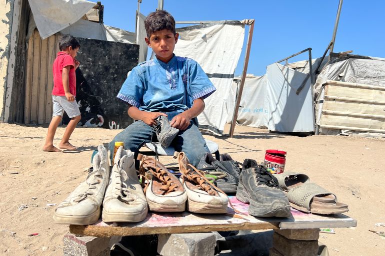 لم يختر الإسكافي الصغير محمد أبو اللبن هذه المهنة لكنها فرضت عليه لتوفير "صحن عدس" يومي لأسرته