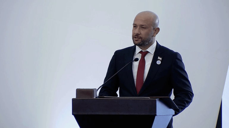 رائد الصالح وزير الطوارئ والكوارث السوري المصدر: شاشة الجزيرة في قصر الشعب - دمشق