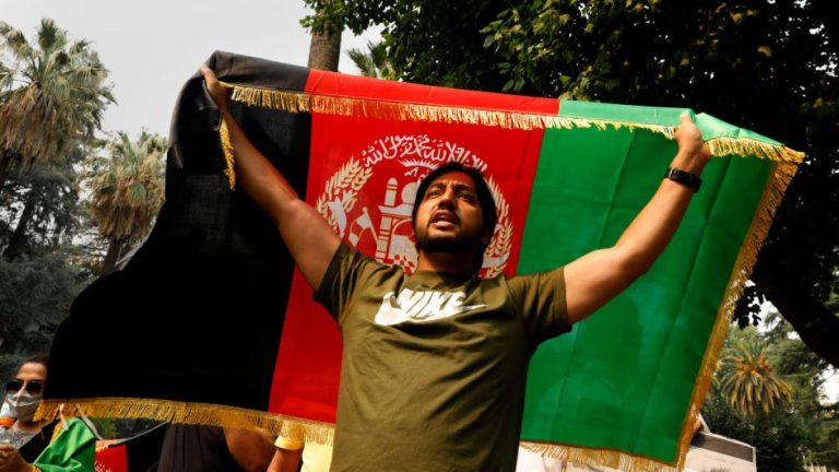 آلاف الأفغان يصارعون للبقاء في أميركا بعد إلغاء “الحماية”