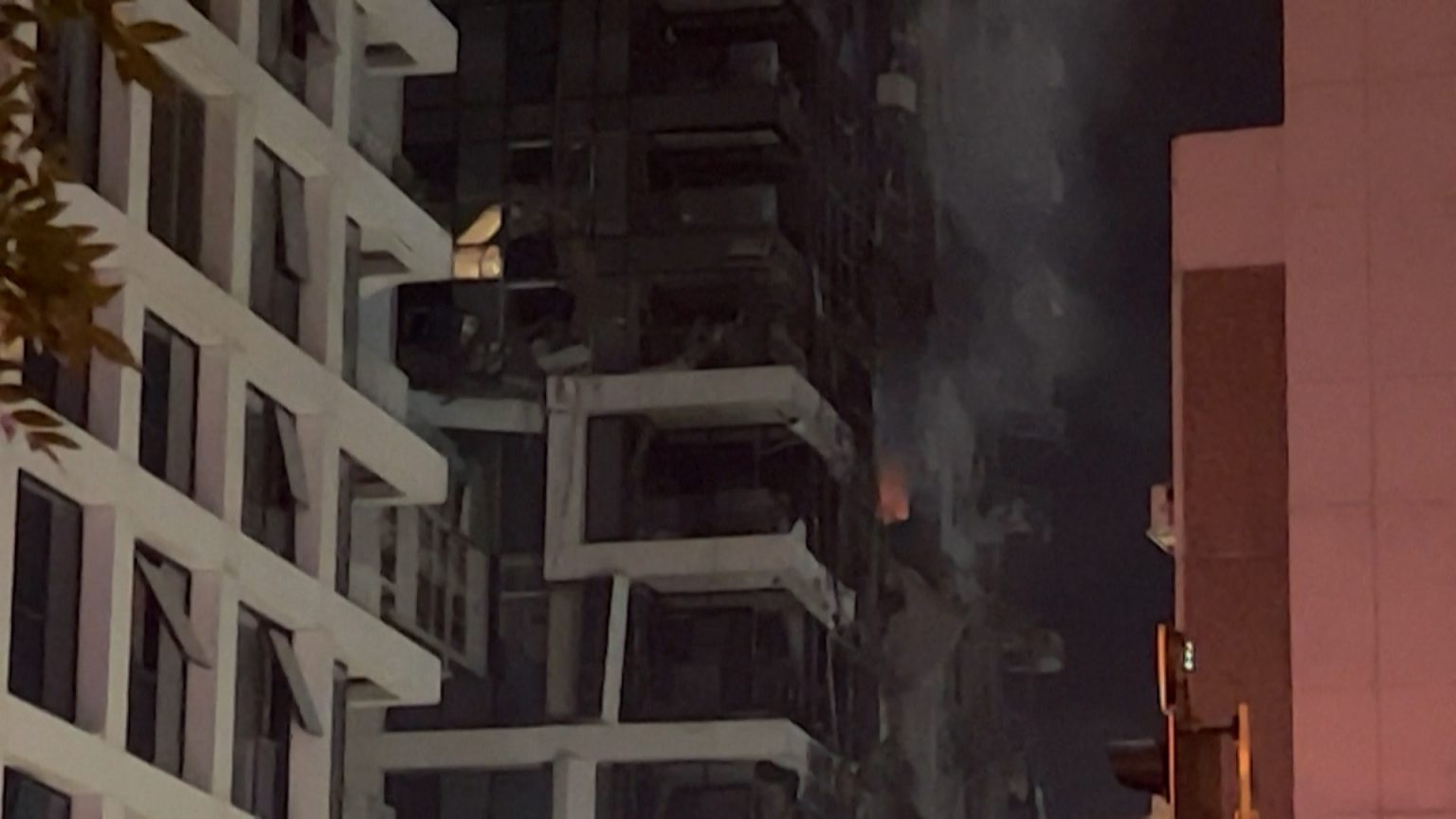 مشاهد توثق دمارا كبيرا في تل أبيب جراء القصف الإيراني