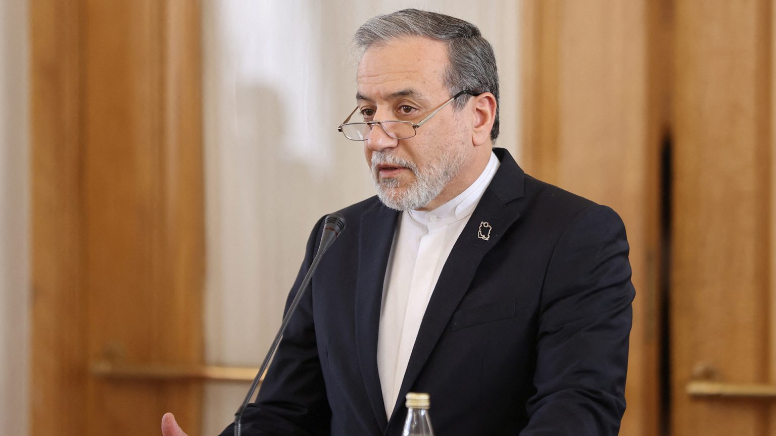 ما دلالات وتداعيات حديث إيران عن “مؤامرة” إسرائيلية ضد عراقجي؟