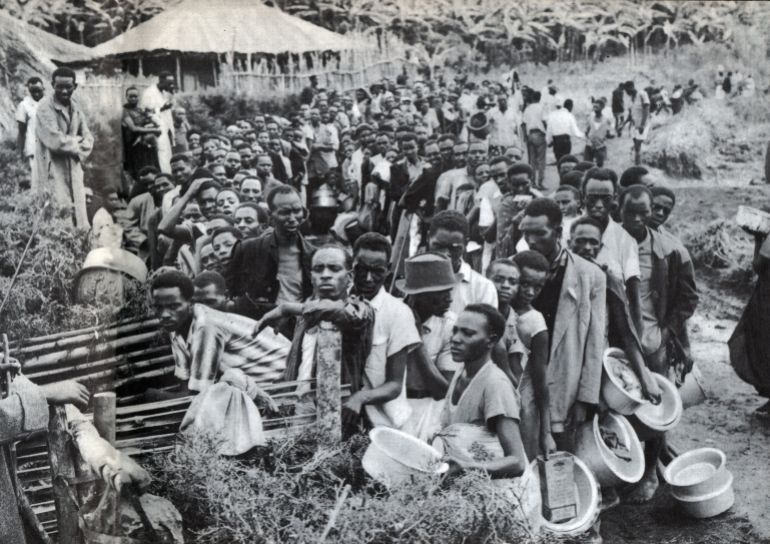 نزوح المزارعين التوتسي من رواندا. الغلاف في: Le Courrier de l'Unesco، فرنسا، يناير 1963.