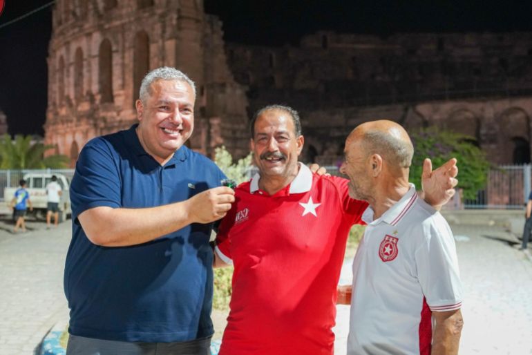 صورة عدد 3 ـ كريم العكروت (يسار) رئيس لجنة فض النزاعات في النجم الساحلي التونسي مع مشجعين للنادي ـ المصدر الجزيرة نت