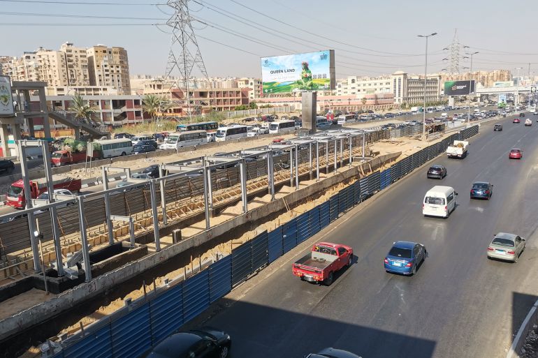 تنفق وزارة النقل مليارات الجنيهات لتشييد وصيانة الطرق-تصوير المراسل