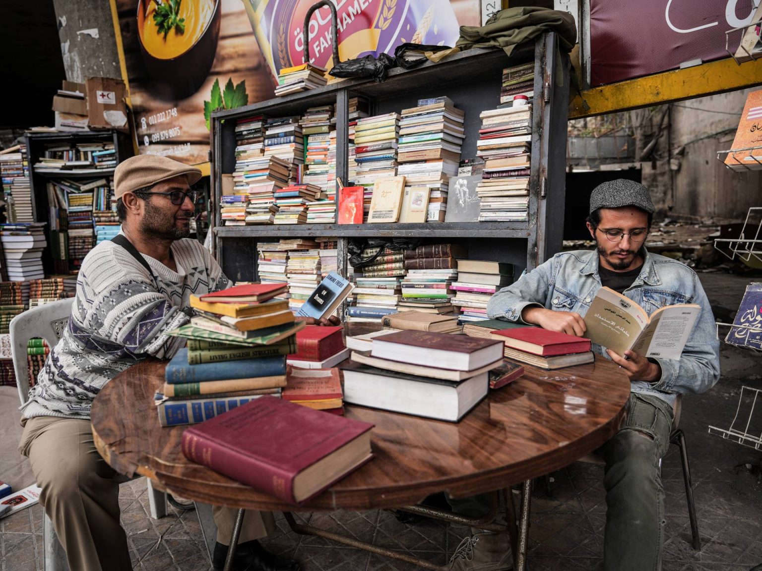 دفاتر مطاردة وكتب مدفونة.. تحرر المعرفة في سوريا بعد سقوط نظام الأسد