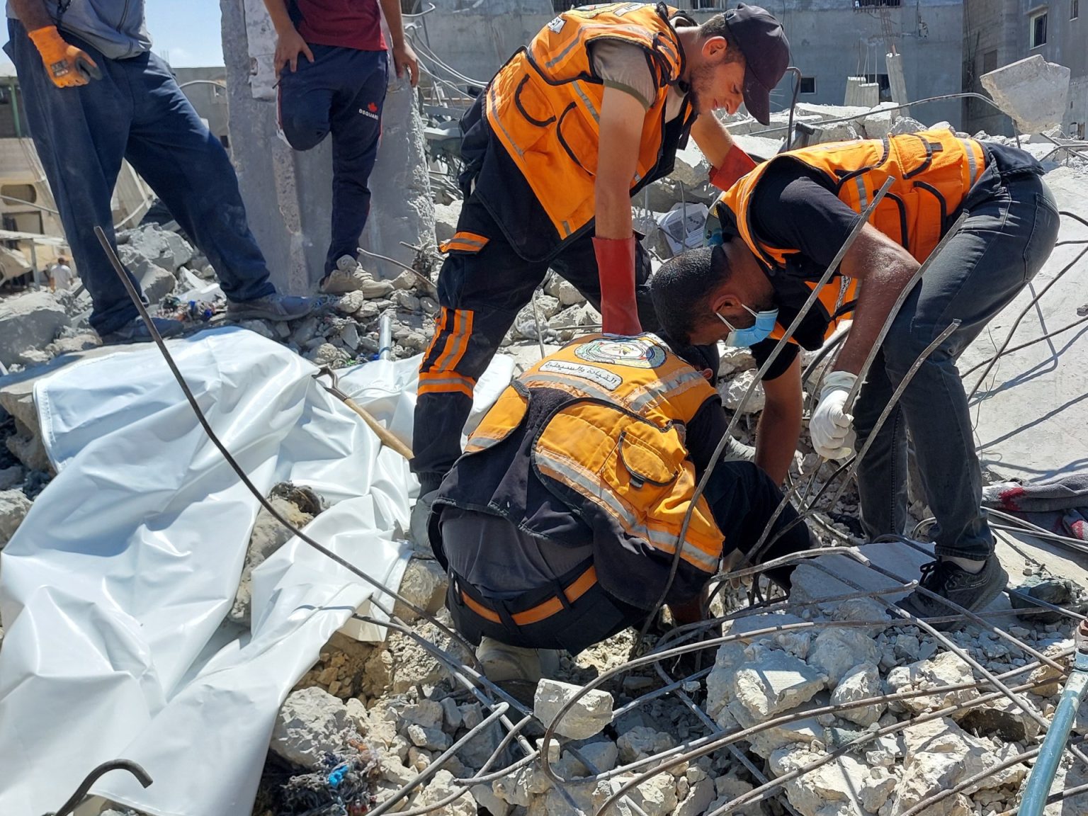 الدفاع المدني في غزة يطلق تحذيرا ويؤكد فظاعة الوضع بحي التفاح