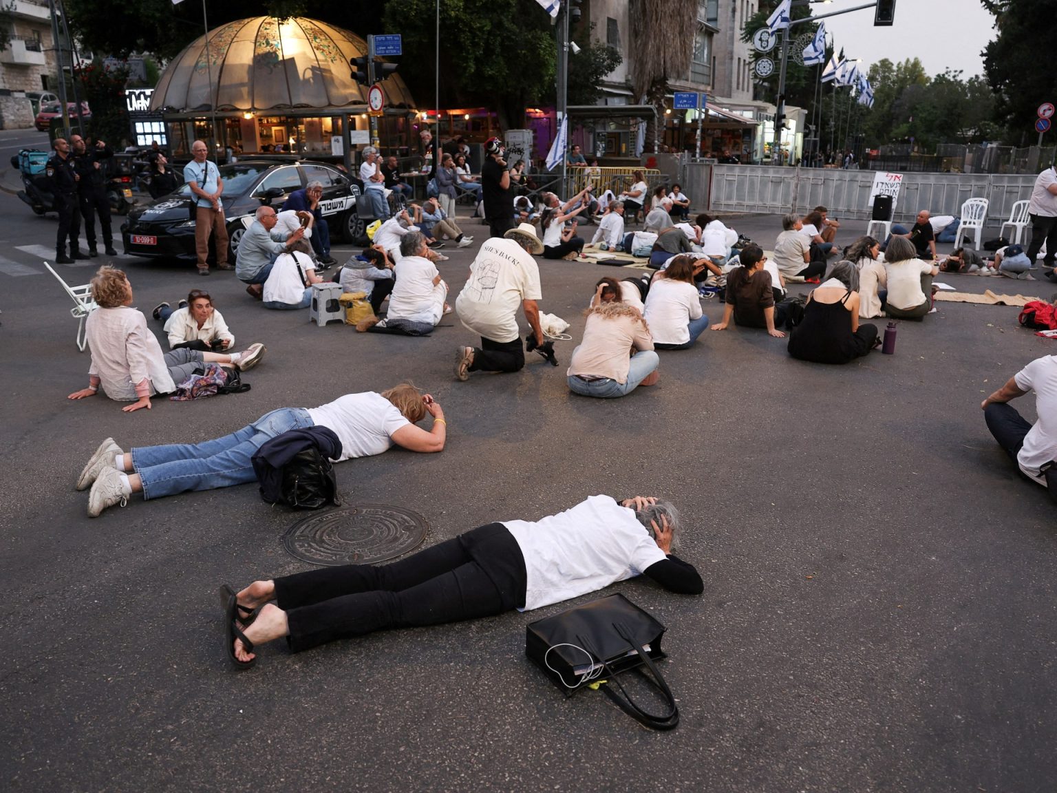 خبراء إسرائيليون: الصواريخ اليمنية جبهة فعالة تستنزف تل أبيب