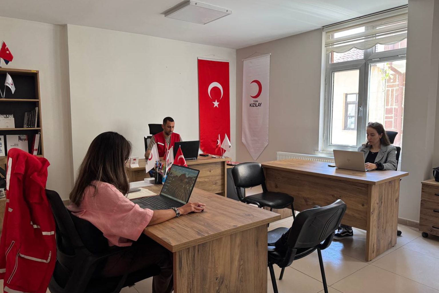 مركز تركي يدعم اللاجئين السوريين ويُسهل عودتهم