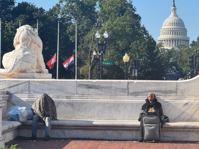 مشردون ييجلسون بالقرب من مبنى الكابيتول.. يخشون فقدان تواجدهم في شوارع واشنطن الحميلة والتاريخية بعد انتشار قوات الحرس الوطني