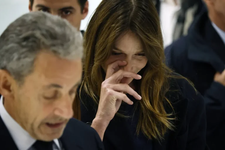كارلا بروني تؤازر زوجها ساركوزي بعد الحكم عليه بالسجن 5 سنوات