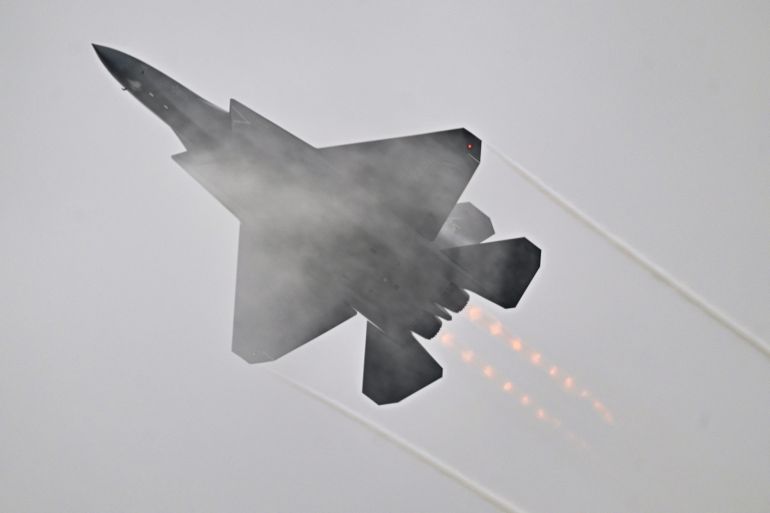مقاتلة صينية من طراز شنيانغ J-35A في تشوهاي بمقاطعة غوانغدونغ جنوب الصين، في 15 نوفمبر/تشرين الثاني 2024