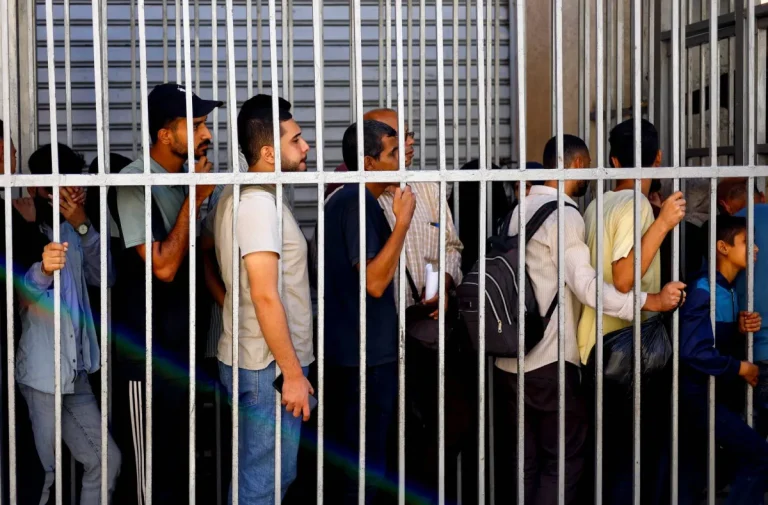 بنوك غزة بلا أموال… وسكان القطاع فريسة للاستغلال