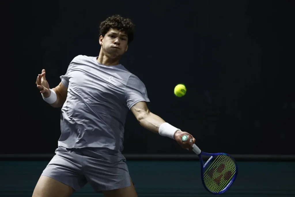 «دورة باريس»: الأميركي شيلتون يهزم الإيطالي كوبولي