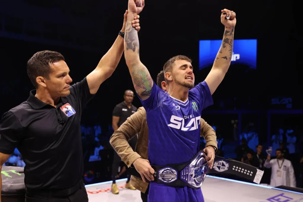 «موسم الرياض»: الأميركي فول سيند ينتزع حزام «باور سلاب»