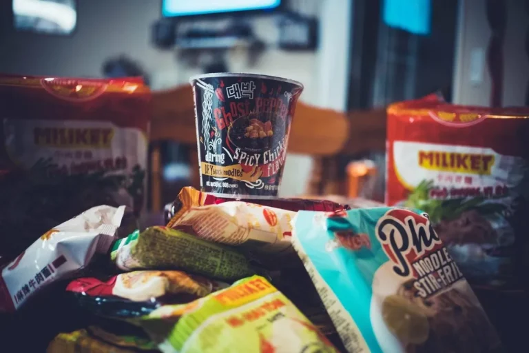 ترتبط بأمراض مثل السمنة والسرطان… خبراء يحذرون من خطر الأغذية فائقة المعالجة على الصحة العامة