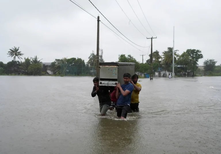 مقتل 123 وتهجير عشرات الآلاف جراء الفيضانات وانهيارات التربة في سريلانكا