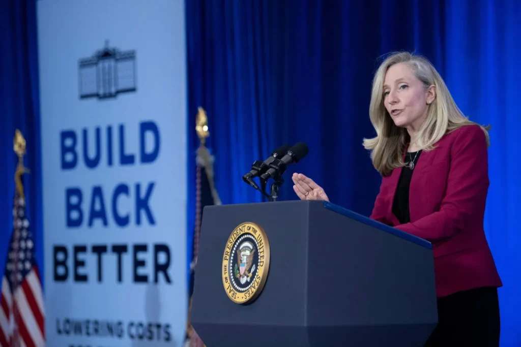 انتخاب الديموقراطية أبيغيل سبانبرغر حاكمة لفيرجينيا في صفعة لترمب