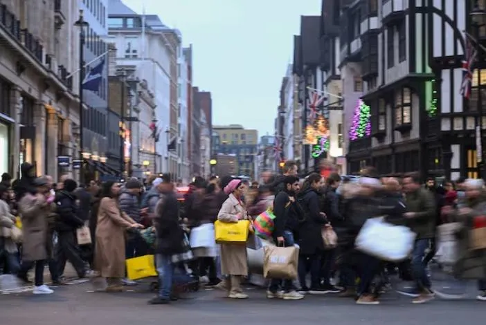 قطاع الخدمات البريطاني يستعيد زخمه… والتوقعات عند أعلى مستوى في عام