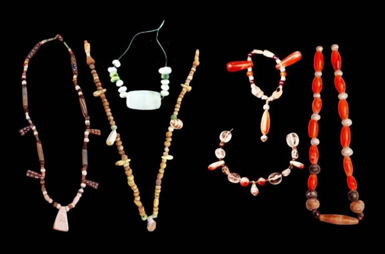 6 حلل نسائية من مقابر البحرين الأثرية