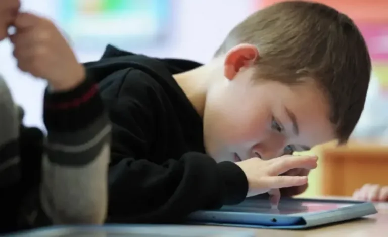 الفيديوهات القصيرة تهدد تركيز الأطفال ونومهم وقدرتهم على ضبط النفس