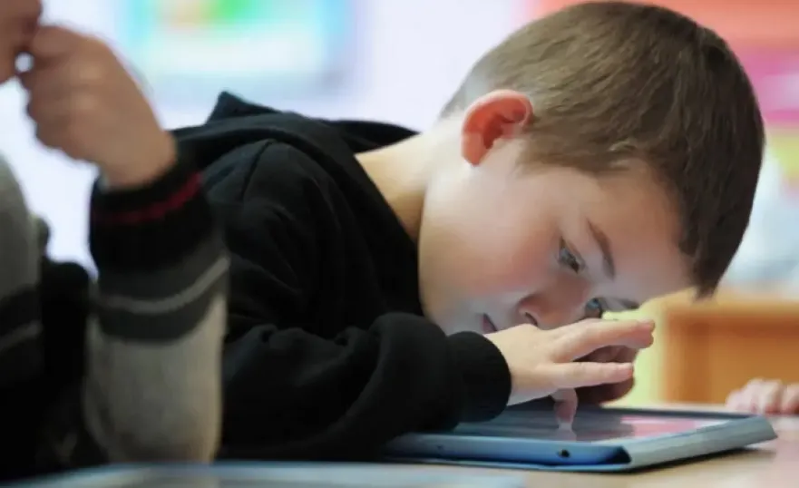 الفيديوهات القصيرة تهدد تركيز الأطفال ونومهم وقدرتهم على ضبط النفس