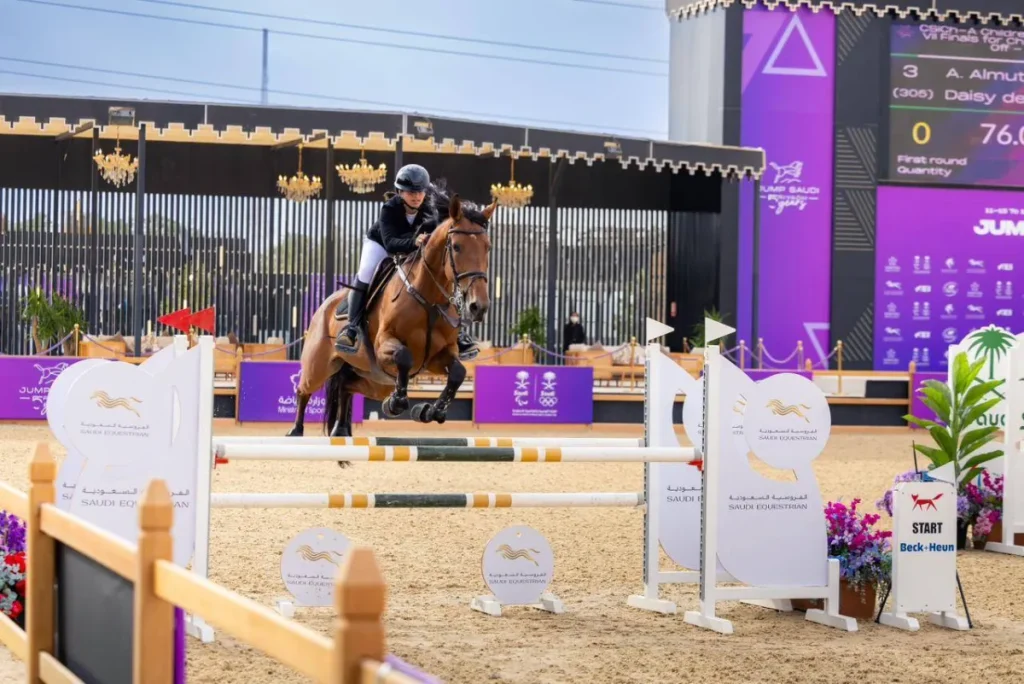 الفارسة اليافعة الجوهرة المطيري تخطف الأضواء في «قفز السعودية»