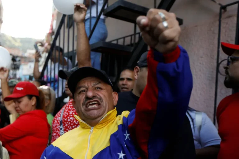 حلفاء فنزويلا يدعمون رئيسها مع زيادة التوتر مع واشنطن