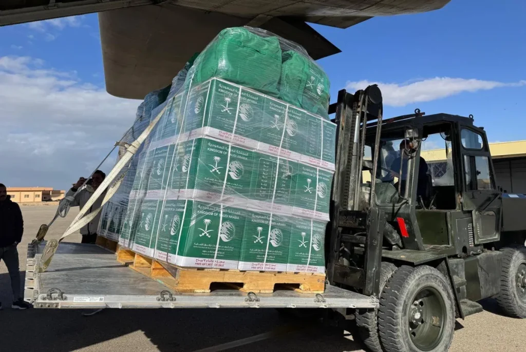 الطائرة الإغاثية السعودية الـ77 تصل إلى العريش محمَّلة بالمساعدات لغزة
