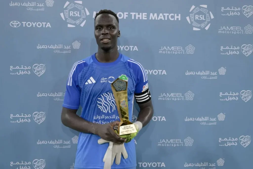 الأهلي يعلن تجديد عقد حارسه السنغالي ميندي