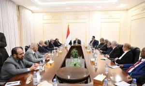 «الانتقالي» يبدأ انسحاباً «مشكوكاً» والعليمي يُحذر من الالتفاف