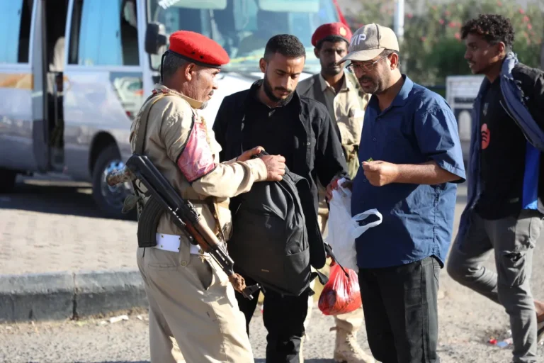 الرئاسة اليمنية تحذر «الانتقالي» من مغبة تقييد حركة التنقل في عدن