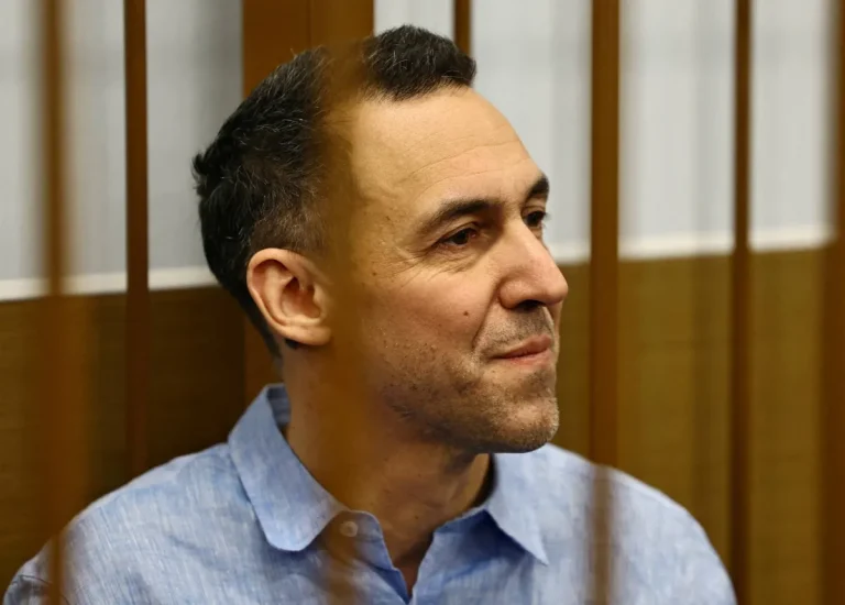 موسكو تفرج عن باحث فرنسي مقابل إطلاق سراح لاعب كرة سلة روسي