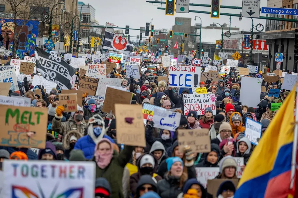 مظاهرات حاشدة في منيابوليس الأميركية بعد مقتل امرأة