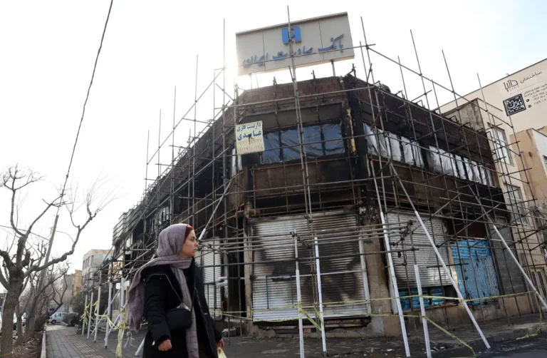 ترمب يحرك «لينكولن»… ويضغط على طهران