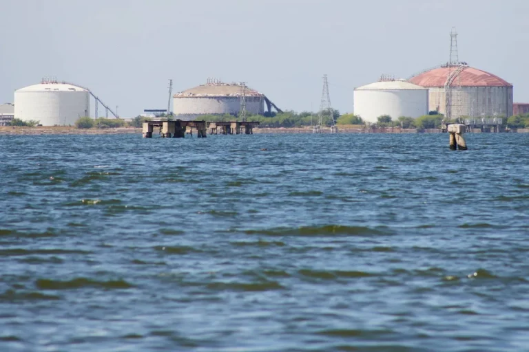 شركات النفط الأميركية تطالب بضمانات سيادية قبل الاستثمار في فنزويلا