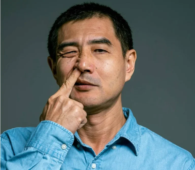 أنفك قد يفتح الطريق أمام «ألزهايمر»… سلوك شائع قد ينقل بكتيريا إلى الدماغ