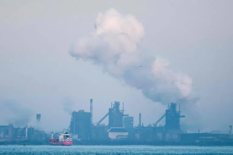 النفط يحافظ على مكاسبه وسط تصاعد مخاطر إيران